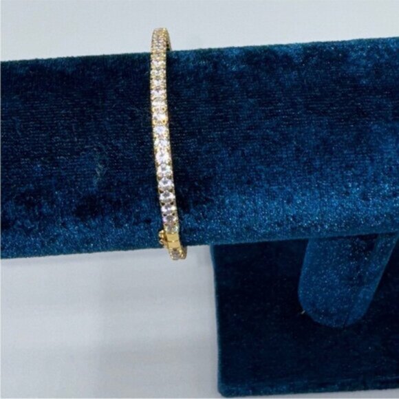18k Tennis Bangle - Picture 8 of 10
